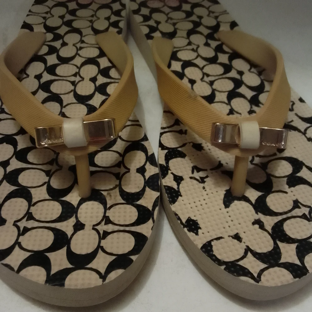 Woman's Coach Classic‎ Flip Flop Amel Signature C Logo Gold Tone Bow Accent 5/6